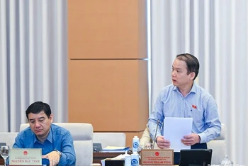 Chủ nhiệm Ủy ban Pháp luật Hoàng Thanh Tùng trình bày báo cáo thẩm tra dự án Luật Thủ đô (sửa đổi). (Ảnh: DUY LINH)