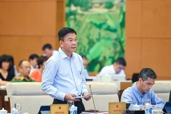 Bộ trưởng Tư pháp Lê Thành Long trình bày tờ trình về dự án Luật Thủ đô (sửa đổi). (Ảnh: DUY LINH)