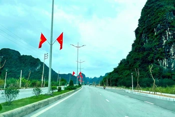 Đường bao biển Hạ Long-Cẩm Phả là một trong 4 công trình cấp thành phố tại Hạ Long chào mừng kỷ niệm 60 năm Ngày thành lập tỉnh Quảng Ninh.