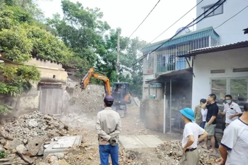 Nhân dân tổ 71, khu 6, phường Cao Xanh, TP Hạ Long tháo dỡ công trình hiến đất làm đường theo Nghị quyết 21-NQ/TU của Ban Thường vụ Thành ủy.