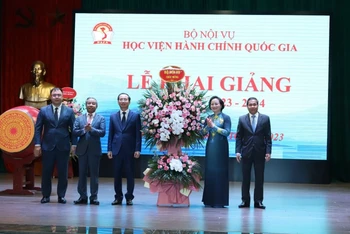 Bộ trưởng Nội vụ Phạm Thị Thanh Trà tặng hoa chúc mừng thầy và trò Học viện Hành chính Quốc gia nhân dịp khai giải năm học mới 2023-2024.