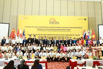 Các đại biểu chụp ảnh lưu niệm cùng đội ngũ tình nguyện viên, những người đã góp phần quan trọng vào thành công của Hội nghị EROPA 2023.