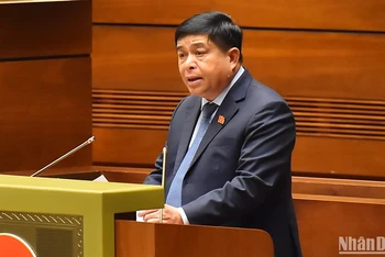 Bộ trưởng Kế hoạch và Đầu tư Nguyễn Chí Dũng trình bày dự thảo Nghị quyết. (Ảnh: THỦY NGUYÊN)