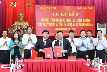 Tổng Biên tập Báo Nhân Dân Lê Quốc Minh và Bí thư Tỉnh ủy Nghệ An Thái Thanh Quý ký kết chương trình phối hợp công tác tuyên truyền giai đoạn 2023-2025. 