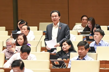 Đại biểu Hoàng Văn Cường (đoàn Hà Nội) cho ý kiến về dự thảo Luật Kinh doanh bất động sản (sửa đổi). (Ảnh: DUY LINH)
