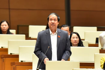 Bộ trưởng Giáo dục và Đào tạo Nguyễn Kim Sơn đã tham gia giải trình, làm rõ một số vấn đề đại biểu Quốc hội nêu. (Ảnh: THỦY NGUYÊN)