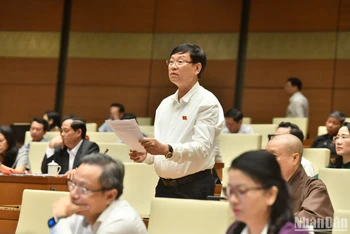 Đại biểu Nguyễn Hữu Chính (đoàn Hà Nội) phát biểu ý kiến thảo luận ở hội trường sáng 3/11. (Ảnh: ĐĂNG KHOA)