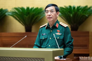 Bộ trưởng Quốc phòng Phan Văn Giang trình bày tờ trình về dự án Luật Công nghiệp quốc phòng, an ninh và động viên công nghiệp. (Ảnh: ĐĂNG KHOA)