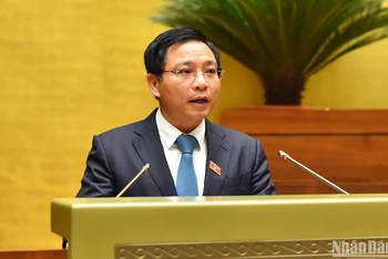 Bộ trưởng Giao thông Vận tải Nguyễn Văn Thắng trình bày tờ trình về dự án Luật Đường bộ. (Ảnh: THỦY NGUYÊN)