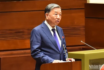 Bộ trưởng Công an Tô Lâm trình bày Tờ trình về dự án Luật Trật tự, an toàn giao thông đường bộ. (Ảnh: THỦY NGUYÊN)