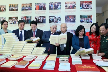 Các đồng chí Lãnh đạo Đảng, Nhà nước, đại diện các bộ, ban, ngành, đoàn thể tham quan khu trưng bày cuốn sách bên lề buổi lễ ra mắt ngày 18/11. 