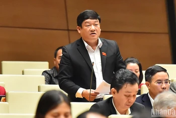 Đại biểu Quốc hội Lương Văn Hùng (đoàn Quảng Ngãi) phát biểu ý kiến. (Ảnh: THỦY NGUYÊN)