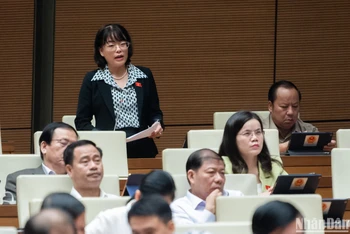 Đại biểu Nguyễn Thị Mai Phương (đoàn Gia Lai) góp ý kiến hoàn thiện dự thảo Luật Đường bộ. (Ảnh: DUY LINH)