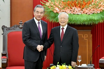 Tổng Bí thư Nguyễn Phú Trọng và đồng chí Vương Nghị, Ủy viên Bộ Chính trị, Chủ nhiệm Văn phòng Ủy ban công tác Đối ngoại Trung ương Đảng Cộng sản Trung Quốc, Bộ trưởng Ngoại giao Trung Quốc.