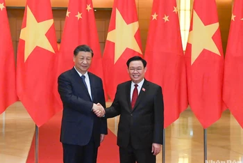 Chủ tịch Quốc hội Vương Đình Huệ và Tổng Bí thư, Chủ tịch Trung Quốc Tập Cận Bình. (Ảnh: DUY LINH)