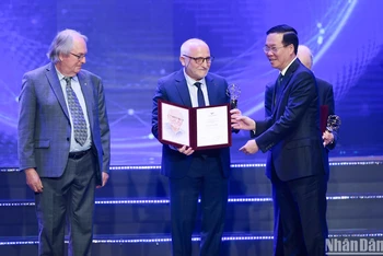 Chủ tịch nước Võ Văn Thưởng trao cúp và chứng nhận cho các nhà khoa học là chủ nhân của Giải thưởng chính VinFuture 2023.