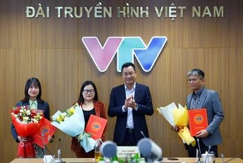 Tổng Giám đốc Đài Truyền hình Việt Nam Lê Ngọc Quang trao quyết định bổ nhiệm cho các lãnh đạo Thời báo VTV. 