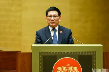 Bộ trưởng Tài chính Hồ Đức Phớc trình bày báo cáo tại phiên họp sáng 16/1. (Ảnh: DUY LINH)