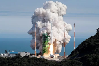Tên lửa đẩy Nuri được phóng từ Trung tâm vũ trụ Naro ở Goheung, Hàn Quốc ngày 21/6/2022. (Nguồn: AFP/TTXVN)