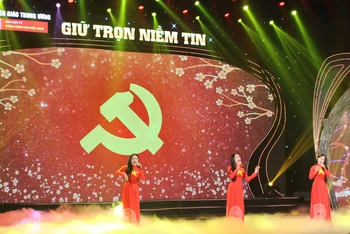 Ca khúc "Đảng đã cho ta một mùa xuân" do nhóm nữ Thiên Thanh biểu diễn.