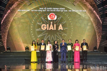 Thủ tướng Phạm Minh Chính và Thường trực Ban Bí thư Trương Thị Mai trao giải A cho các tác giả, đại diện nhóm tác giả đoạt giải. (Ảnh: NHẬT QUANG)
