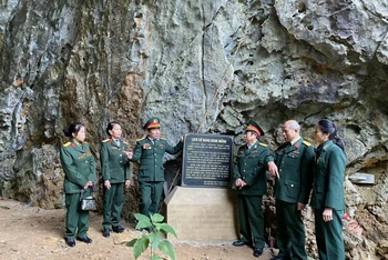 Các cựu chiến binh Trung đoàn 567 thăm lại hang Keng Riềng, nơi 23 chiến sĩ hy sinh..