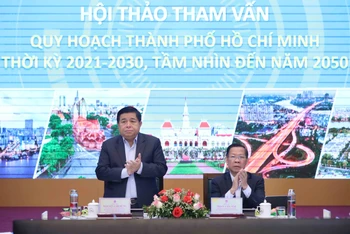 Bộ trưởng Kế hoạch và Đầu tư Nguyễn Chí Dũng và Chủ tịch Ủy ban nhân dân TP Hồ Chí Minh Phan Văn Mãi chủ trì hội thảo.