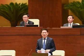 Bộ trưởng Tài chính Hồ Đức Phớc trả lời chất vấn của đại biểu Quốc hội tại Phiên họp thứ 31 của Ủy ban Thường vụ Quốc hội sáng 18/3. (Ảnh: DUY LINH)