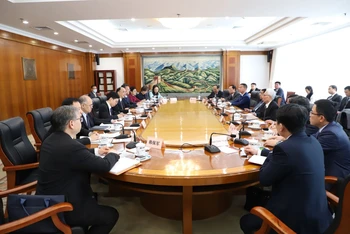 Quang cảnh cuộc làm việc giữa Bộ trưởng Kế hoạch và Đầu tư Nguyễn Chí Dũng và lãnh đạo Ủy ban Cải cách và Phát triển Trung Quốc (NDRC).