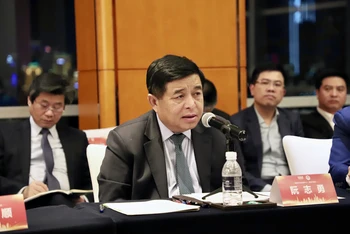 Bộ trưởng Kế hoạch và Đầu tư Nguyễn Chí Dũng phát biểu tại toạ đàm về phát triển trung tâm tài chính quốc tế với lãnh đạo một số doanh nghiệp tài chính lớn tại Thượng Hải, ngày 29/3/2024.