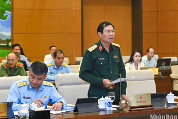Thượng tướng Nguyễn Tân Cương, Tổng Tham mưu trưởng Quân đội nhân dân Việt Nam, Thứ trưởng Quốc phòng trình bày Tờ trình về dự án Luật Phòng không nhân dân. (Ảnh: DUY LINH)