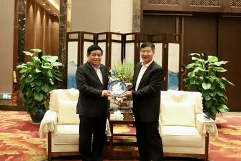 Bộ trưởng Kế hoạch và Đầu tư Nguyễn Chí Dũng và Phó Bí thư Tỉnh ủy, Tỉnh trưởng tỉnh Hải Nam Lưu Tiểu Minh.