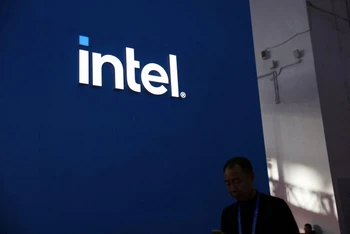 Doanh thu năm 2023 của bộ phận sản xuất chip Intel chỉ đạt mức 18,9 tỷ USD, giảm 31% so với con số 27,49 tỷ USD năm 2022. (Ảnh: Reuters)