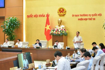 Phó Chủ tịch Quốc hội Trần Quang Phương phát biểu tại phiên họp sáng 16/4. (Ảnh: DUY LINH)