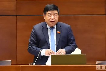 Bộ trưởng Kế hoạch và Đầu tư Nguyễn Chí Dũng phát biểu giải trình, làm rõ một số vấn đề đại biểu nêu trong phiên thảo luận ngày 29/5. (Ảnh: THỦY NGUYÊN)