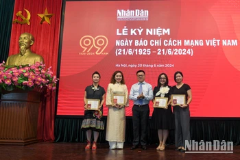 Đồng chí Lê Quốc Minh, Ủy viên Trung ương Đảng, Tổng Biên tập Báo Nhân Dân, Phó Trưởng Ban Tuyên giáo Trung ương, Chủ tịch Hội Nhà báo Việt Nam trao Kỷ niệm chương “Vì sự nghiệp Báo chí Việt Nam” cho các hội viên thuộc Liên chi hội Nhà báo Báo Nhân Dân. (Ảnh: THẾ ĐẠI)