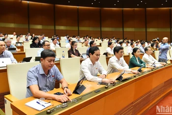 Quốc hội biểu quyết thông qua Nghị quyết về tổ chức chính quyền đô thị và thí điểm một số cơ chế, chính sách đặc thù phát triển thành phố Đà Nẵng. (Ảnh: THỦY NGUYÊN)