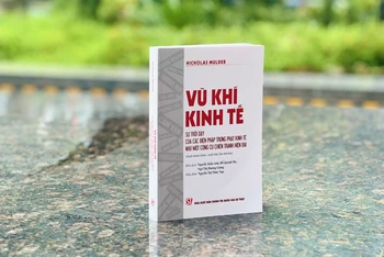 Cuốn sách "Vũ khí kinh tế: Sự trỗi dậy của các biện pháp trừng phạt kinh tế như một công cụ chiến tranh hiện đại" vừa được Nhà xuất bản Chính trị quốc gia Sự thật ấn hành. 