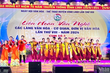 Tiết mục biểu diễn của xã Vĩnh Lâm, huyện Vĩnh Linh trong tại liên hoan văn nghệ tối 7/7. (Ảnh: ĐĂNG KHOA)