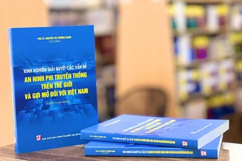 Cuốn sách "Kinh nghiệm giải quyết các vấn đề an ninh phi truyền thống trên thế giới và gợi mở đối với Việt Nam" vừa được Nhà xuất bản Chính trị quốc gia Sự thật ấn hành.