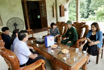 Đoàn công tác của Bộ Kế hoạch và Đầu tư đến thăm hỏi, tặng quà các gia đình thương binh, bệnh binh tại huyện Bắc Mê, tỉnh Hà Giang. 