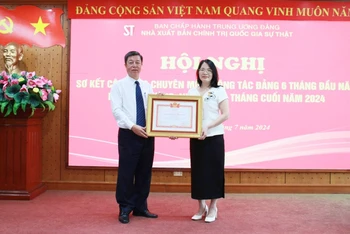 PGS,TS Vũ Trọng Lâm, Bí thư Đảng ủy, Giám đốc-Tổng Biên tập Nhà xuất bản Chính trị quốc gia Sự thật trao tặng Danh hiệu "Chiến sĩ Thi đua toàn quốc" cho đồng chí Nguyễn Hoài Anh, Phó Giám đốc-Phó Tổng Biên tập Nhà xuất bản.