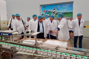Bộ trưởng Kế hoạch và Đầu tư Nguyễn Chí Dũng thăm nhà máy chế biến sản phẩm sữa tại Campuchia của Công ty cổ phần Sữa Việt Nam (Vinamilk).