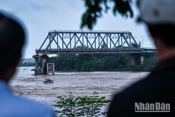 Hiện trường vụ sập cầu Phong Châu. (Ảnh: Thành Đạt)