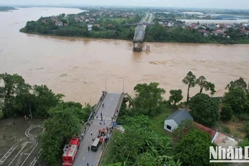 Sự cố sập cầu Phong Châu (tỉnh Phú Thọ) ngày 9/9. (Ảnh: THÀNH ĐẠT)