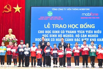 Trao học bổng cho học sinh nghèo hiếu học thành phố Vĩnh Yên.