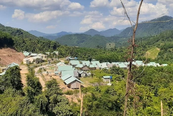 Làng Hạnh Phúc hướng đến tạo nên các ngôi nhà và cơ sở hạ tầng vững chắc, có khả năng chống chịu thiên tai như bão, lũ. Các vật liệu xây dựng được sử dụng là nguyên liệu sẵn có tại địa phương, giảm thiểu chi phí xây dựng và thay thế.