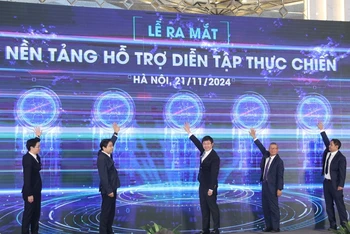 Thứ trưởng Thông tin và Truyền thông Bùi Hoàng Phương và các đại biểu thực hiện nghi thức khai trương Nền tảng hỗ trợ diễn tập thực chiến an toàn thông tin.