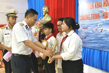 Trẻ em là con ngư dân có hoàn cảnh đặc biệt khó khăn ở xã Đông Hải, huyện Duyên Hải, tỉnh Trà Vinh nhận quyết định đỡ đầu.