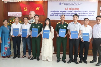 Các học viên của khóa học được trao giấy chứng nhận bồi dưỡng tiếng Khmer.